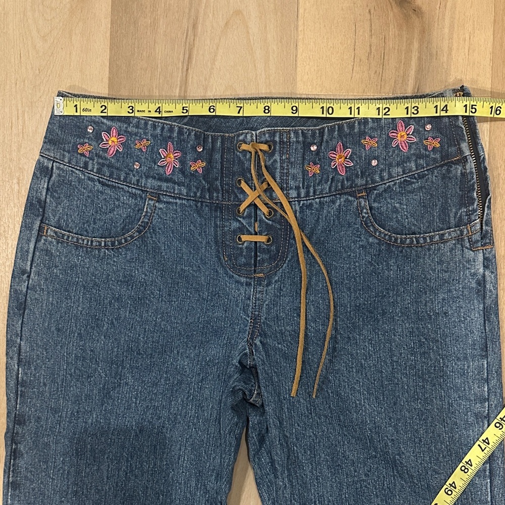 Embroidered Y2K Low Rise Capri - Picture 6 of 7